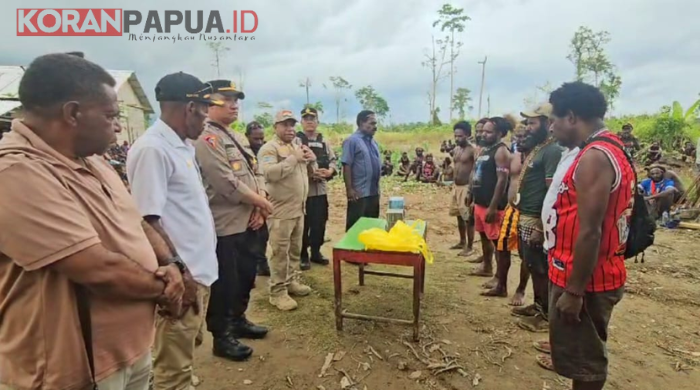 Hadiri Langsung Menyelesaikan Perang Saudara di Timika, Pj Bupati Puncak Serahkan Bantuan Rp500 Juta