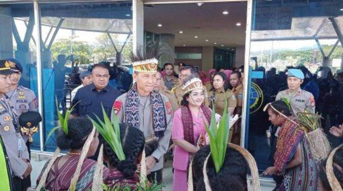 Brigjend Gatot Haribowo Tiba di Sorong, Dikalungi Kain Timor dan Mahkota Papua