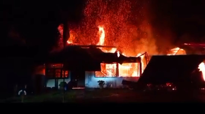 Kebakaran Hebat di Kampung Mulia Kencana, Hanguskan Gedung Pustu, Rumah Dinas, Satu  Mobil dan Tiga Sepeda Motor