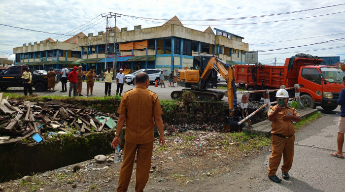 Kerahkan Excavator, Kadis PUPR Mimika Turun Langsung Bersihkan Sampah di Pasar Sentral