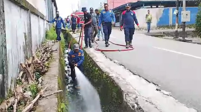 BPBD Mimika Turunkan Tim Damkar Bersihkan Tumpukan Sampah yang Menyumbat Drainase di Jalan Pattimura