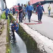 BPBD Mimika Turunkan Tim Damkar Bersihkan Tumpukan Sampah yang Menyumbat Drainase di Jalan Pattimura