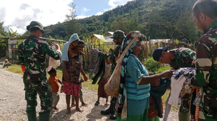Satgas Yonif 756/WMS Berikan Bantuan Pakaian Layak Pakai untuk Masyarakat Mapia