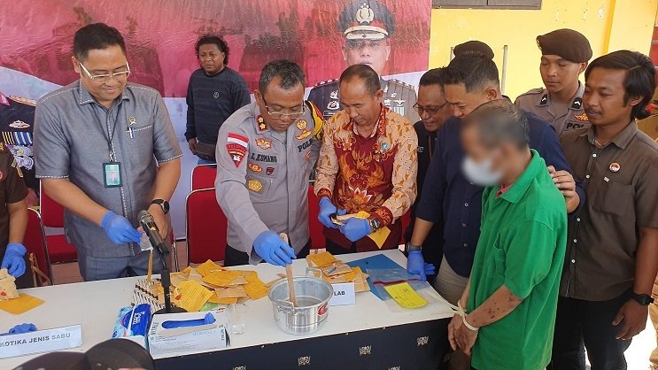 Polres Mimika Musnahkan BB Narkotika, Sabu 23,04 Gram Dilarutkan Dalam Air Mendidih