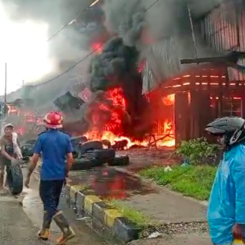 Deretan Kios Depan Lapangan Djayanti Timika Dilalap Api, BPBD Turunkan Lima Mobil Pemadam