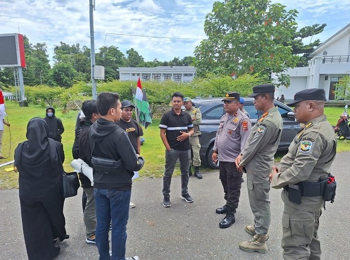 Belasan Mahasiswa HMI Gelar Demo Damai di Kantor Bupati Mimika. Ini Tiga Tuntutan Mereka