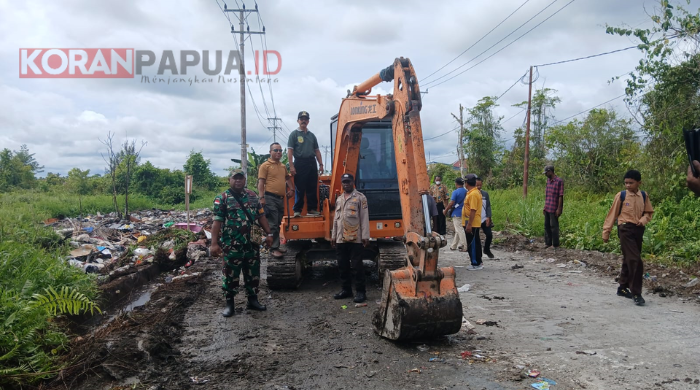 Kadistrik Wania Pimpin Langsung Pembersihan Sampah yang Menggunung di RT 20 Kampung Nawaripi