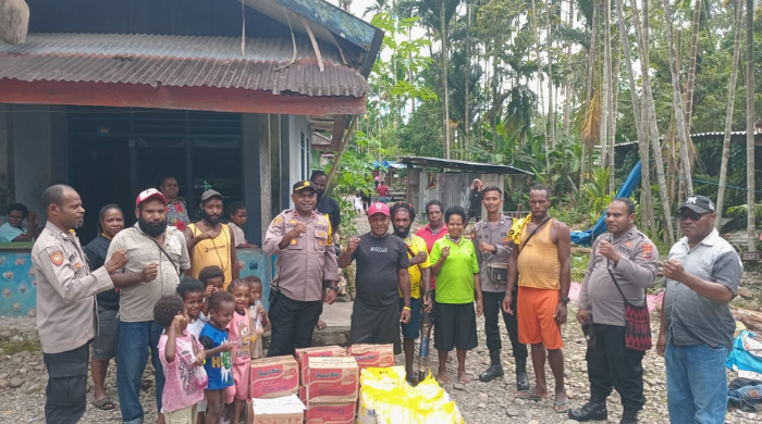 Kapolsek Kwamki Narama Serahkan Sarana Kontak Sembako Tali Asih Kapolres Mimika