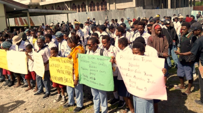 Ratusan Pelajar di Timika Gelar Aksi Demo Tolak Program Makan Bergizi Gratis