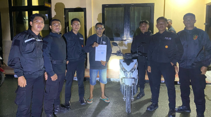 Sepasang Kekasih Diciduk Polisi Saat Asik Pacaran Menggunakan Motor Curian