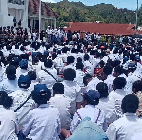 Ratusan Pelajar di Paniai Gelar Aksi Demo Tolak Program Makan Bergizi Gratis