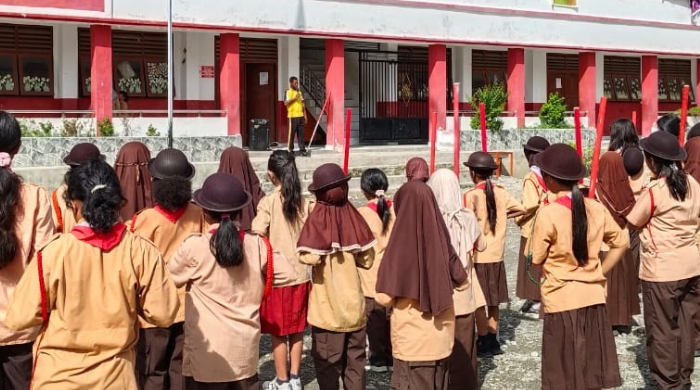 Bhabinkamtibmas Kampung Hangaitji Berikan Edukasi Kamtibmas dan Dasar Pramuka untuk Murid SD Timika II