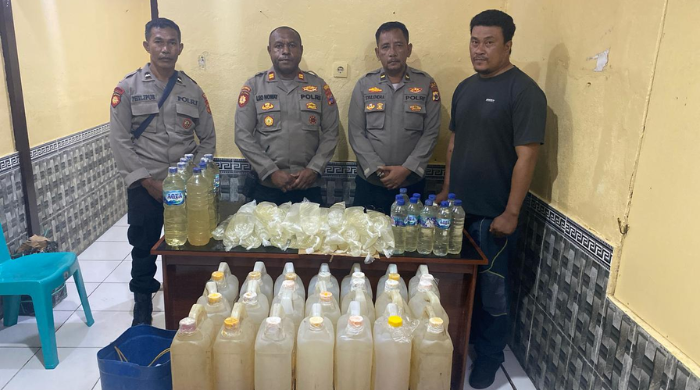 Polsek Kawasan Pelabuhan Pomako Amankan 153 Liter Sopi dari Penumpang KM Sirimau
