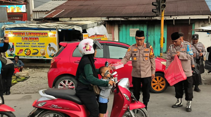Jelang Buka Puasa, Polisi Bagi 250 Paket Takjil kepada Pengguna Jalan di Timika