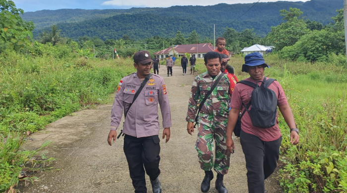 Memberikan Rasa Aman, Bhabinkamtibmas dan Babinsa di Potowayburu Kompak Patroli Jalan Kaki