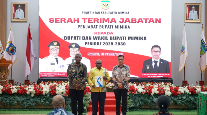 Yonathan Demme Tangdilintin Serahkan Hasil Telaahan 31 OPD Mimika kepada Bupati Johannes Rettob