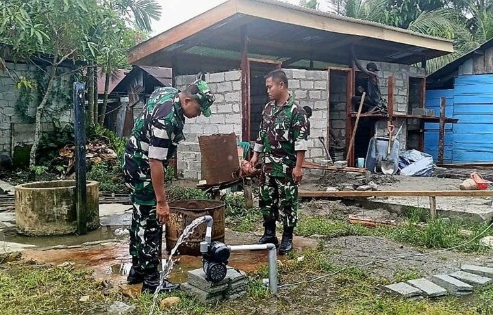 Kodim 1710 Mimika Bantu Warga Bangun Empat Sumur Bor, MCK dan KMK