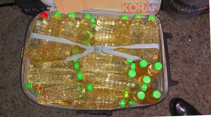 Polisi Amankan 139 Liter Minuman Keras Jenis Sopi yang Disembunyikan Dalam Koper Pakaian