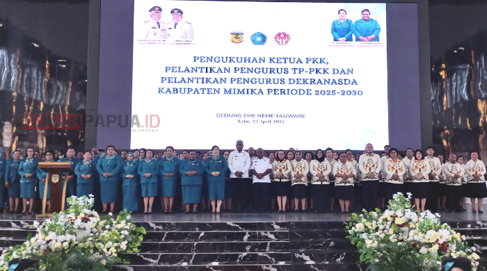 100 Pengurus TP-PKK dan Dekranasda Mimika Periode 2025-2030 Dilantik, Ny. Susi Rettob: Intensif Turun ke Kampung