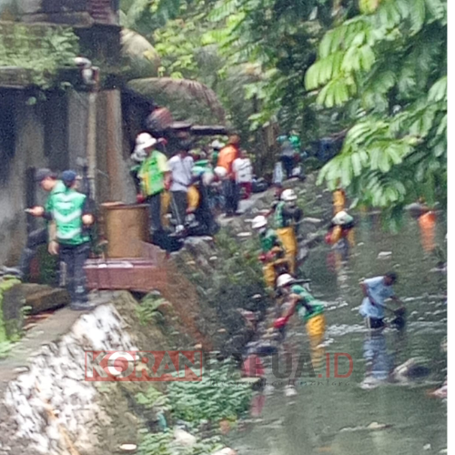 Sambut Hari Lingkungan Hidup Sedunia, DLH Mimika Bersihkan Sampah di Sungai Sekitar Pasar Damai