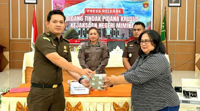 Tersangka Korupsi Proyek Jembatan Agimuga Kembalikan Uang Tunai Rp685.123.938 kepada Kejari Mimika