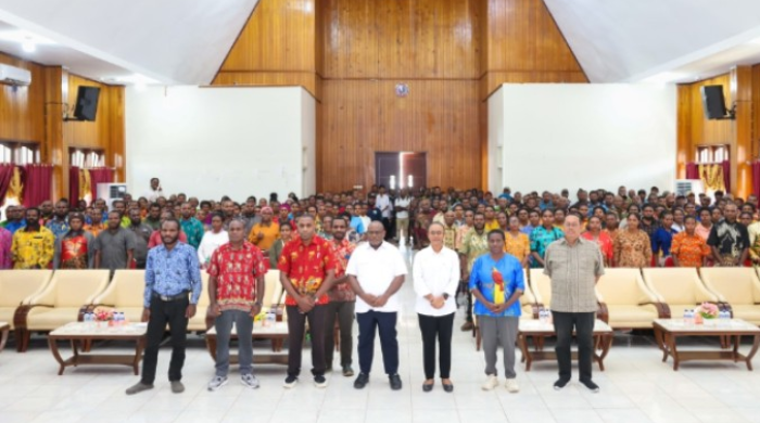 Gubernur Meki Soroti Kekurangan Tenaga Guru Ditengah Banyaknya Sarjana Pendidikan yang Masih Nganggur