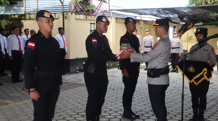 Polda Papua Tengah Gelar Upacara Tradisi Pengambilan dan Penyerahan Air Suci Pataka