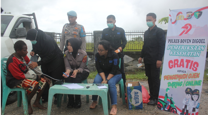 Polres Boven Digoel Berikan Pelayanan Kesehatan Gratis untuk Sopir dan Kru Kendaraan Lintas Kabupaten