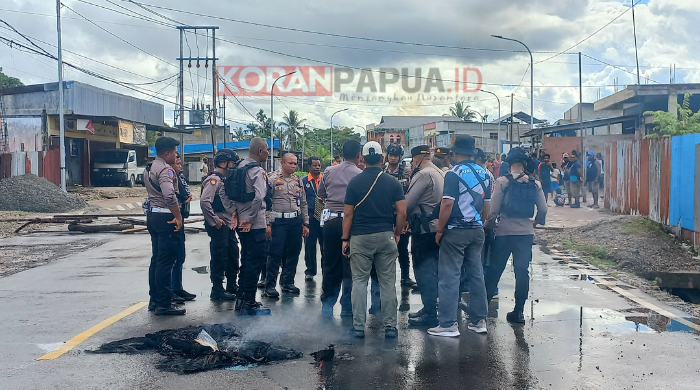 Buntut YGH Meninggal Dunia, Warga Blokir Jalan C Heatubun Minta Ganti Rugi Rp1 Miliar