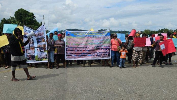 Geruduk Kantor Gubernur Papua Tengah, Ratusan Massa Minta Keadilan Penerimaan CASN. Ini Tujuh Tuntutan Mereka