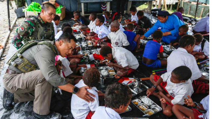Kogabwilhan III Salurkan Makanan Bergizi dan Obat-obatan untuk Warga Kampung Batas Batu Nduga