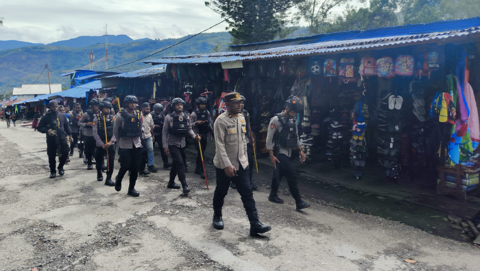 Beri Rasa Aman untuk Masyarakat, Personel Polres Tolikara Laksanakan Patroli Jalan Kaki