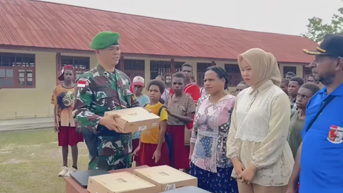 TNI Bagi 1.000 Pasang Seragam Sekolah dan 10 Laptop untuk Anak-anak di Kampung Yagatsu Mappi