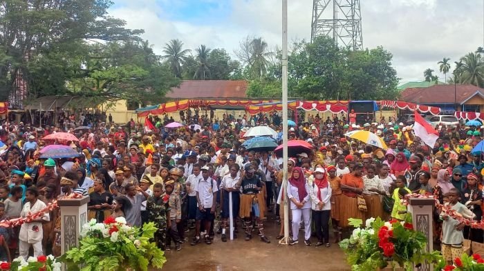 Hujan Tak Surutkan Antusias Warga di Karnaval Budaya HUT Mimika Timur ke-49