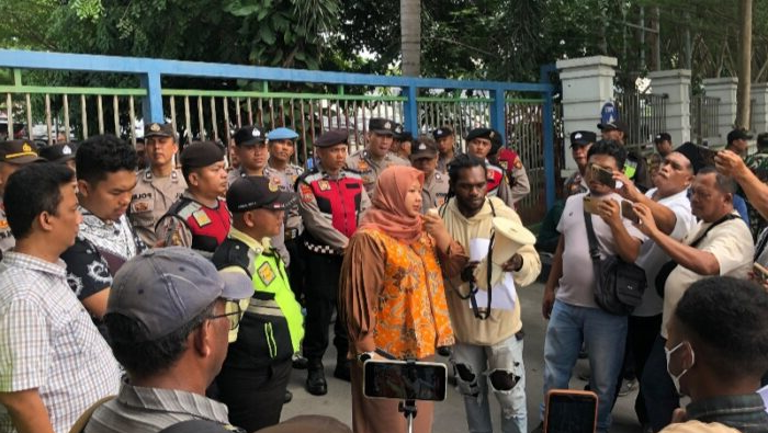 5.000 Ton Besi Tua Asal Papua Diduga Ditahan di Pelabuhan Belawan, Warga Papua di Medan Gelar Aksi Demo