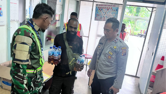 Satgas Yonko 465 Kopasgat Gagalkan Penyelundupan Miras Berkedok Air Mineral di Bandara Timika