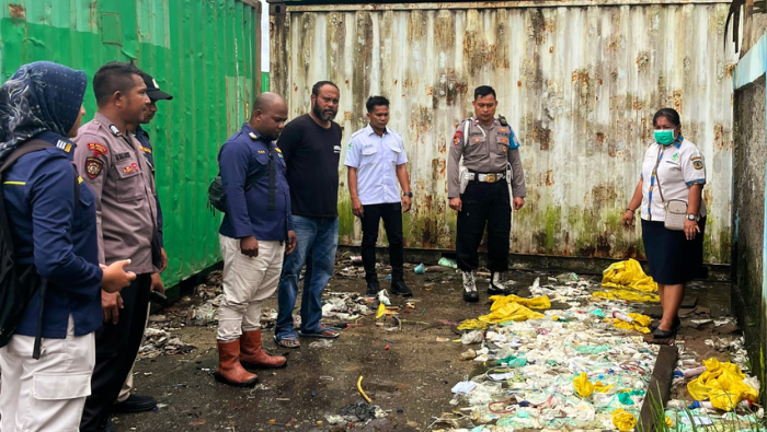 Dinkes dan Polisi Telusuri Kasus Berserakan Limbah Medis di Pelabuhan Pomako, Dugaan Berasal dari Kontainer PT MHA
