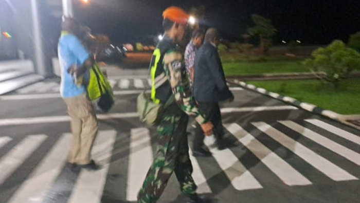 Satgas Korpasgat Pastikan Keamanan Bandara Douw Aturure, Kawal Keberangkatan Gubernur Meki Nawipa