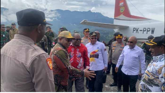 Gubernur Meki Nawipa Salurkan Bantuan ke Sinak, Satgas Kopasgat Amankan Bandara Tigiles