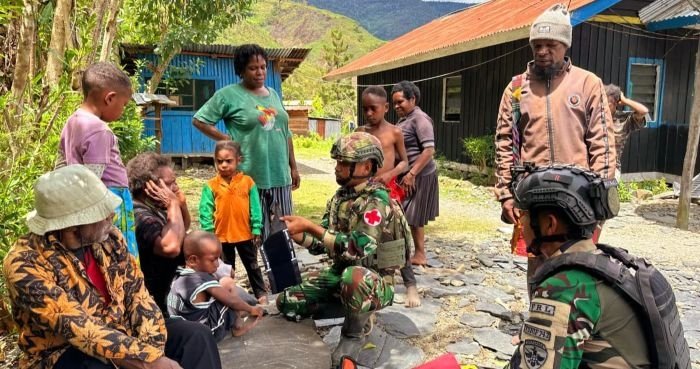 TNI Hadirkan Layanan Kesehatan untuk Warga Yalinggua di Puncak Jaya