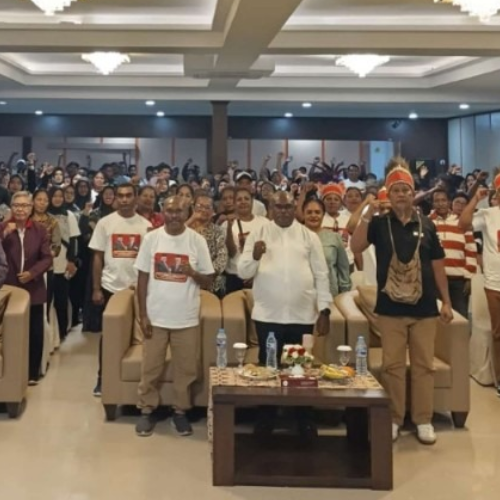 Bertemu Relawan di Timika, Gubernur Meki Sebut 24.481 Pelajar di Papua Tengah Sekolah Gratis