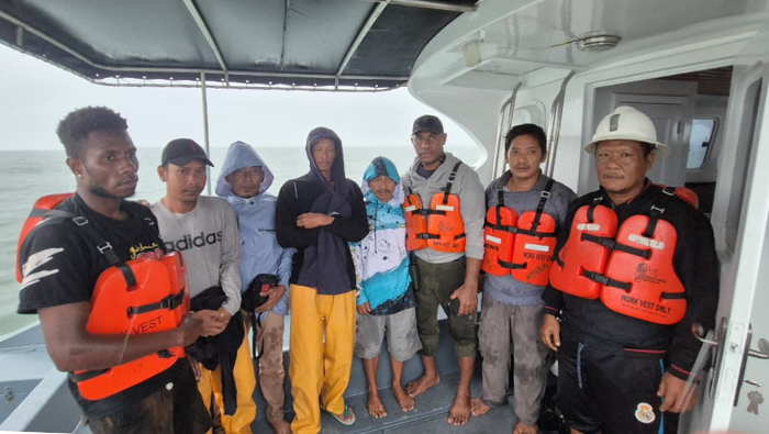 Perahu Terdampar di Muara Kampus Biru, Sat Polair Polres Mimika Evakuasi Sembilan Pemancing