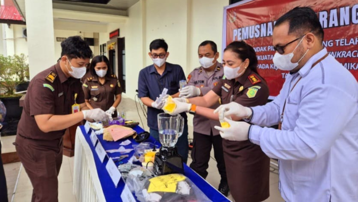 Kejari Mimika Musnahkan Barang Bukti 41 Perkara Pidana, Ada Ganja dan Sabu