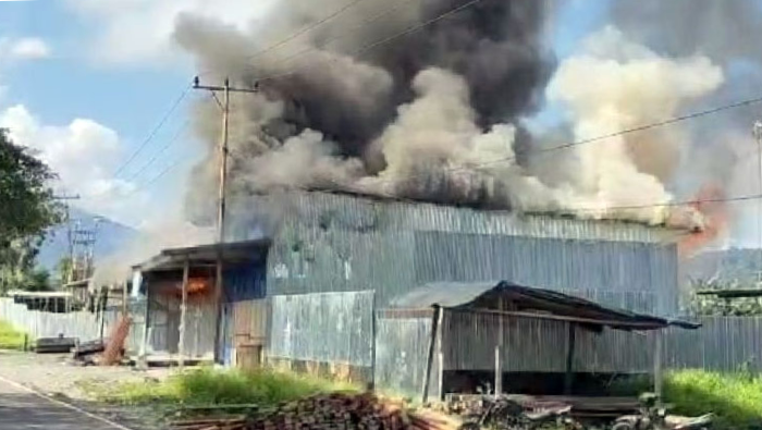 Kerusuhan di Yalimo, Lima Polisi dan Tiga Warga Sipil Terluka, 30 Kios Terbakar