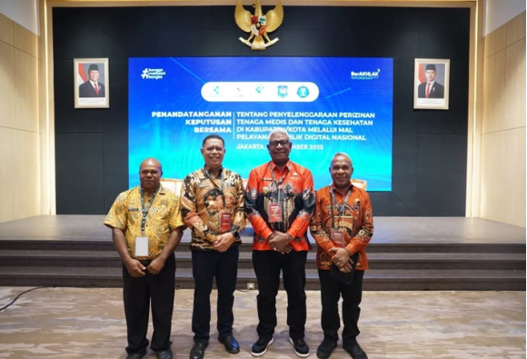 Bupati Johannes Rettob Wakili Papua Tengah Tandatangani SKB Perizinan Tenaga Medis Digital