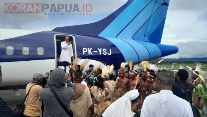 Penyambutan Uskup Yanuarius Berlangsung Penuh Makna, Satgas Korpasgat Pastikan Keamanan Kondusif