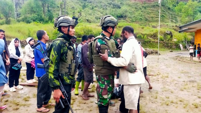 Satgas Yonif 400/Banteng Raiders Hadir di Tengah Duka Pendeta Yohanis di Distrik Mbua