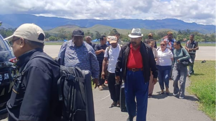 Jaga Stabilitas Keamanan, Korpasgat Amankan Kedatangan Gubernur Jhon Tabo di Bandara Wamena