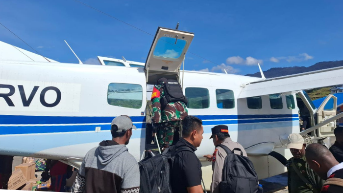 Satgas Korpasgat Lakukan Pengamanan Keberangkatan Sekda Puncak Hadiri Acara Bakar Batu