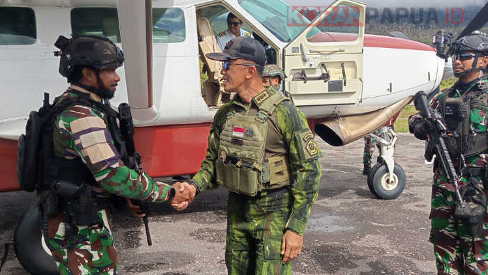 Tinjau Pos Satgas Korpasgat di Distrik Sinak, Pangkogabwilhan III Berikan Dukungan Moril